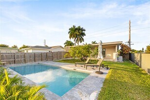 218 SE 2nd St in Dania Beach, FL - Building Photo