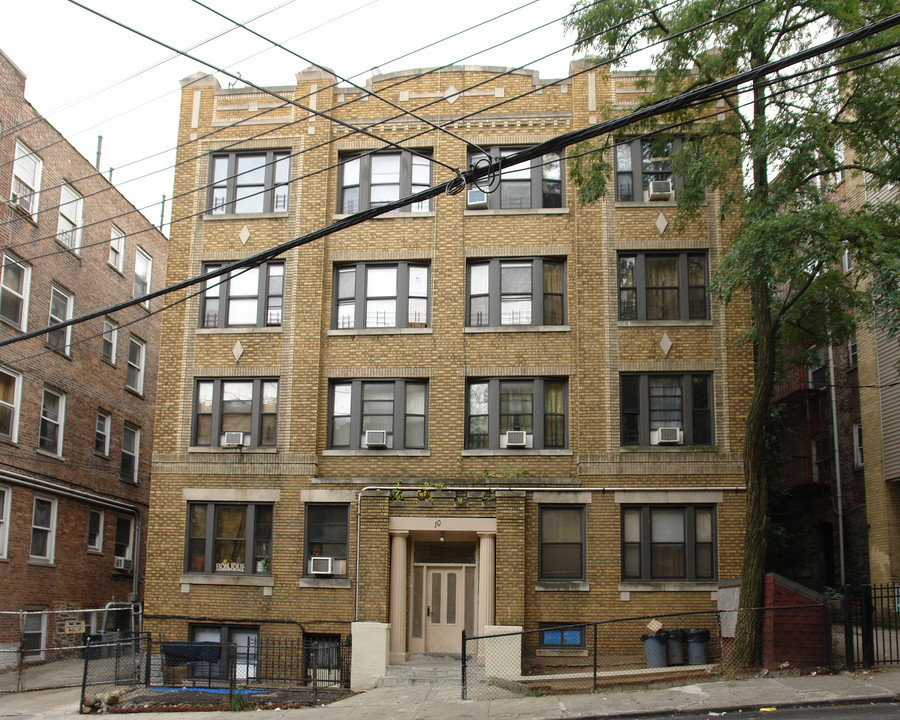 10 Gray Pl in Yonkers, NY - Building Photo