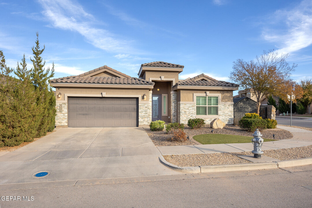 1100 Spofford Pl in El Paso, TX - Building Photo