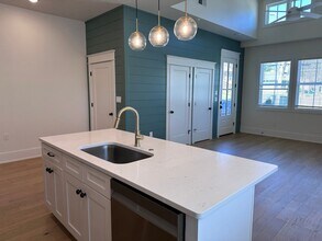 136 McCowat St, Unit A in Jackson, TN - Foto de edificio - Building Photo