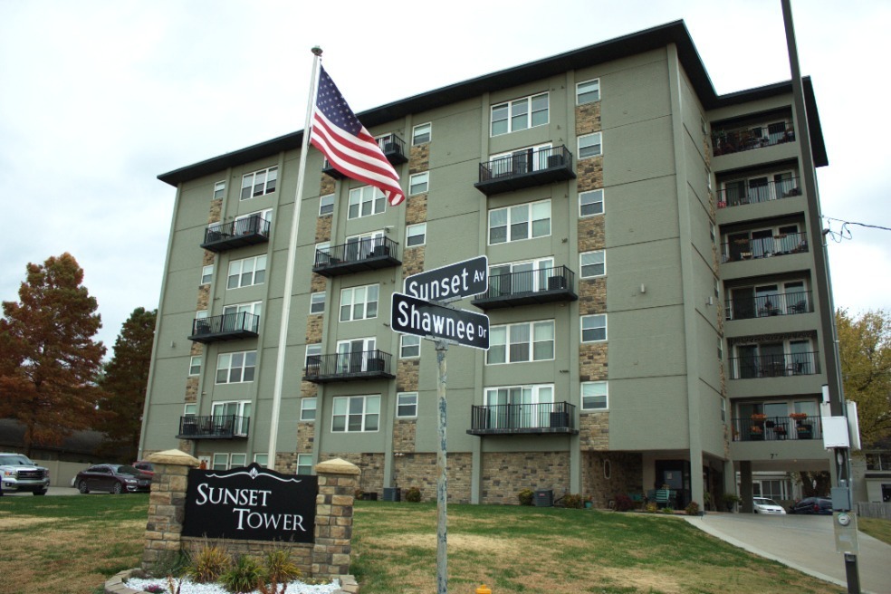 Sunset Tower in Evansville, IN - Building Photo