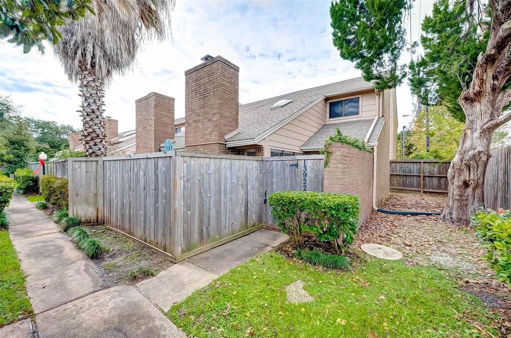 13922 Hollowgreen Dr in Houston, TX - Building Photo