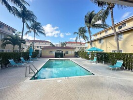2054 NE 167th St in North Miami Beach, FL - Building Photo