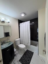 5209 S Pine St, Unit A in Tacoma, WA - Foto de edificio - Building Photo