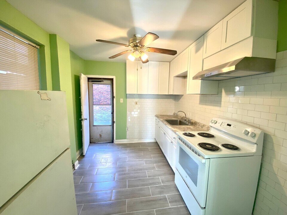 1107 W Colona St in Philadelphia, PA - Building Photo