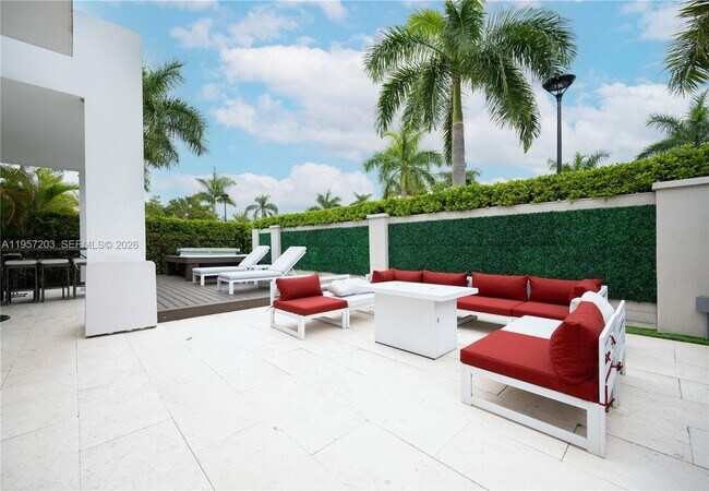 10366 NW 68th Terrace in Doral, FL - Building Photo - Building Photo