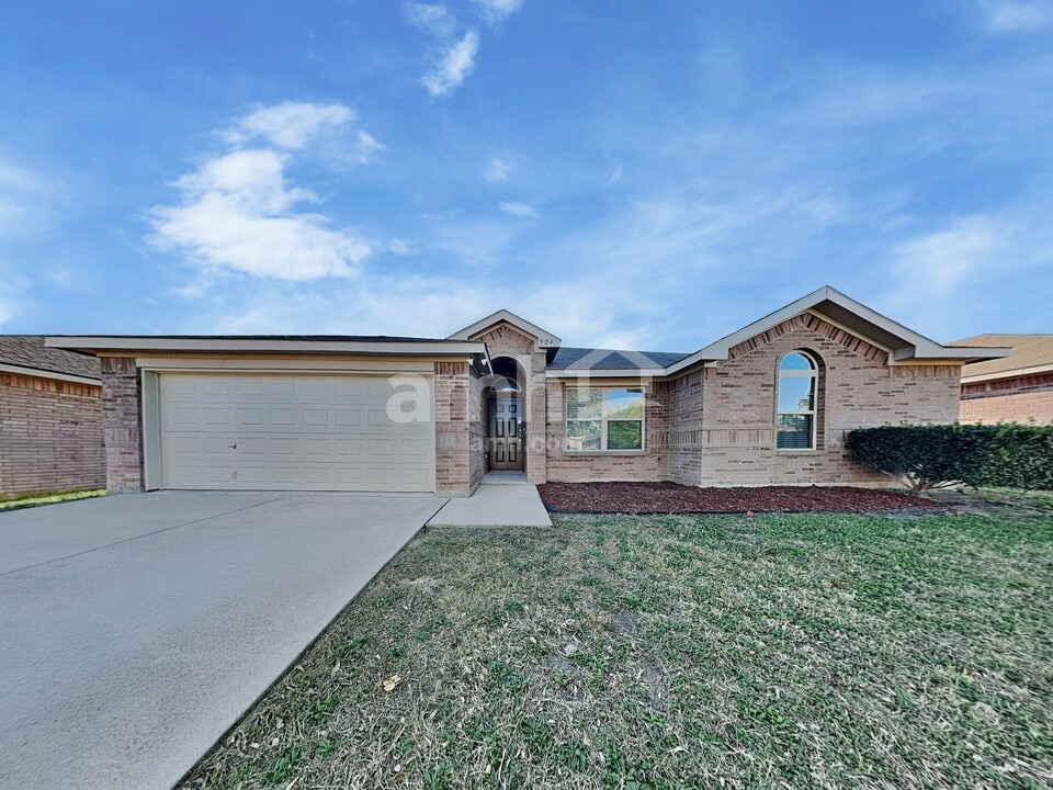 924 Mesa Vista Dr in Crowley, TX - Foto de edificio