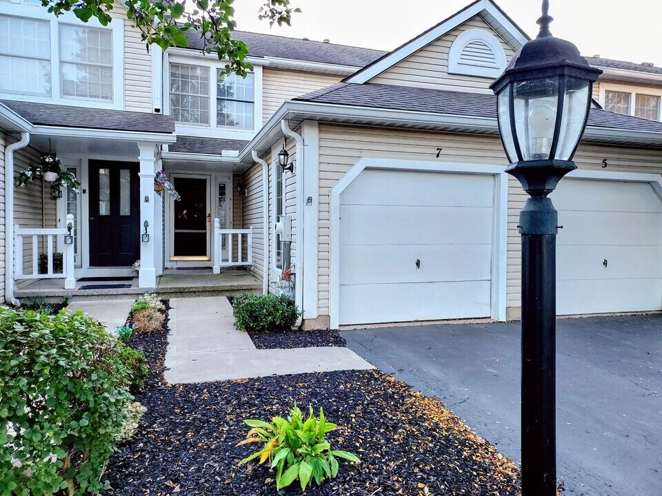 7 Courtshire Ln in Penfield, NY - Foto de edificio