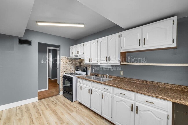 135 Dundee Cir in St. Louis, MO - Building Photo - Building Photo