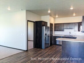 2 Bedroom 2 Bathroom Townhome w/ Attached Garage in Sioux Falls, SD - Building Photo - Building Photo