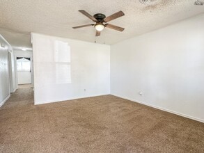 921 Van Horn St in Iowa Park, TX - Foto de edificio - Building Photo