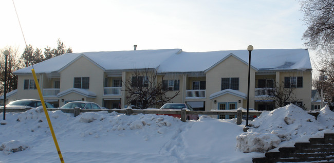 Maloney Manor in North Syracuse, NY - Building Photo - Building Photo