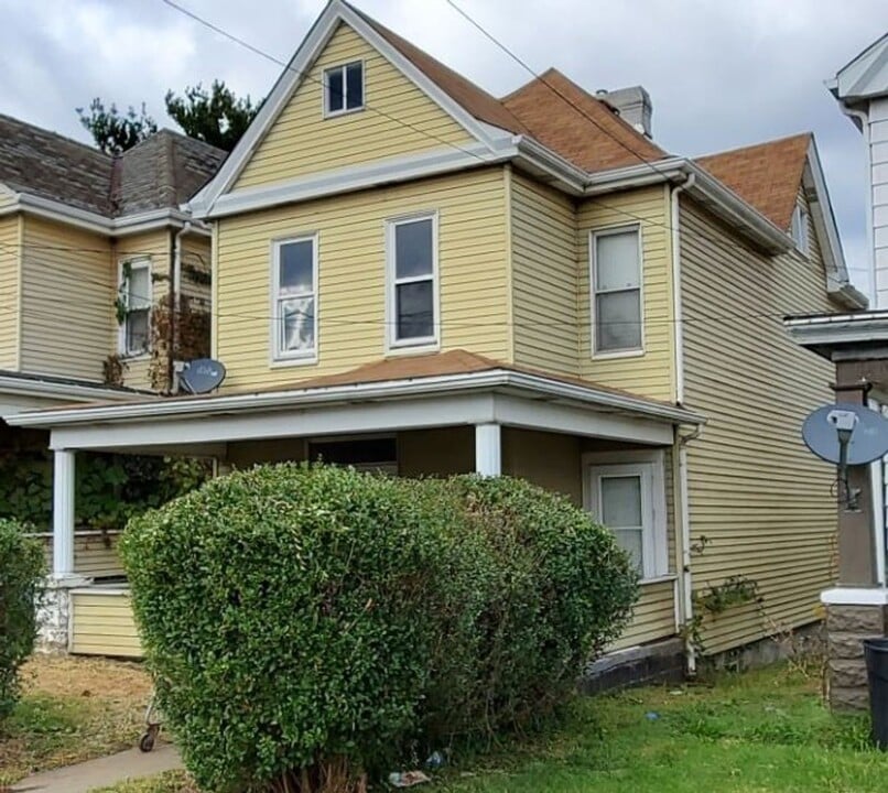 631 Reed Ave in Monessen, PA - Building Photo