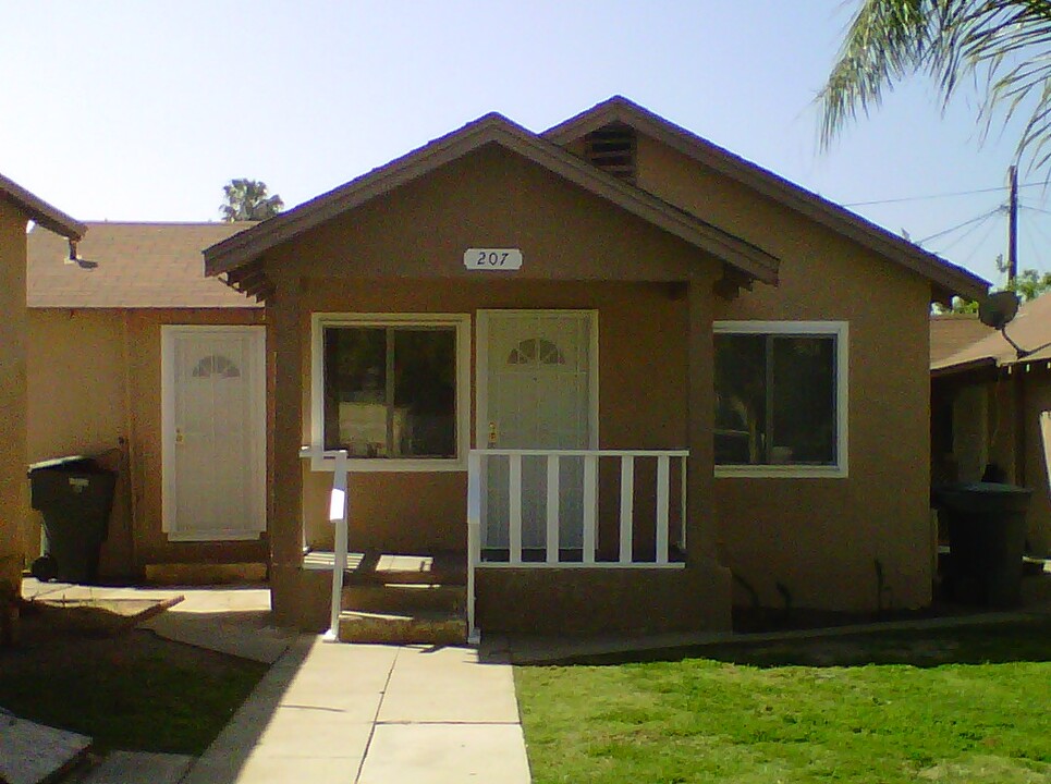 209 W Park St in Ontario, CA - Building Photo