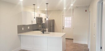 453 Vineyard Ave in Highland, NY - Building Photo