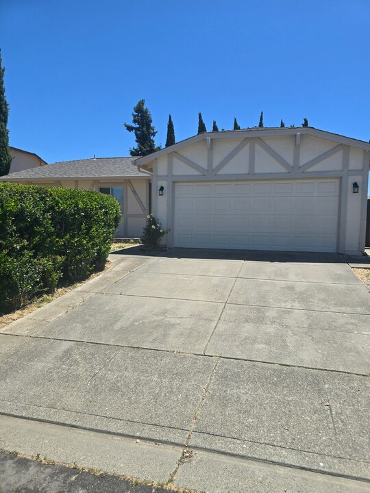 1219 Rebecca Dr in Suisun City, CA - Building Photo