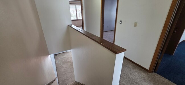 5635 London Dr, Unit unit B in Youngstown, OH - Building Photo - Building Photo