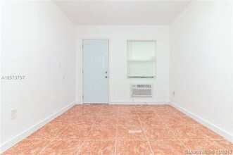 1245 NW 60th St-Unit -4 in Miami, FL - Foto de edificio - Building Photo