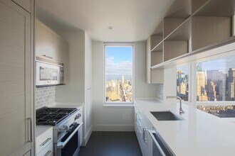 555 10th Ave in New York, NY - Building Photo - Building Photo