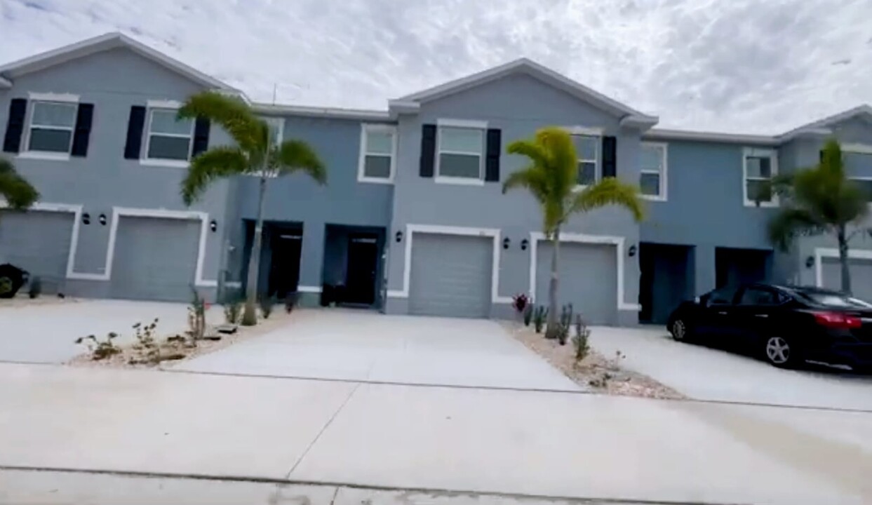 2811 Banks Pointe Dr in Bradenton, FL - Foto de edificio