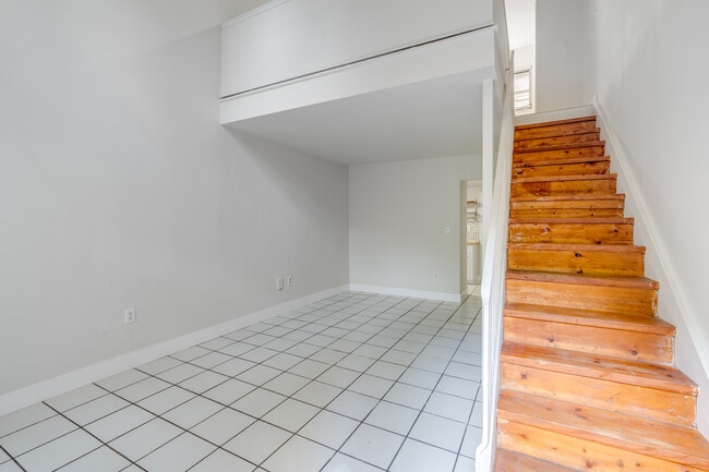 Hideaway in the Grove in Miami, FL - Foto de edificio - Interior Photo