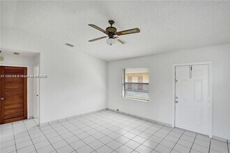 5619 McKinley St in Hollywood, FL - Foto de edificio - Building Photo