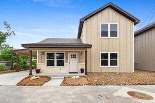 302 Riley Wy in Kerrville, TX - Building Photo