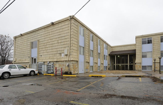 Cherrywood Apartments in Topeka, KS - Foto de edificio - Building Photo