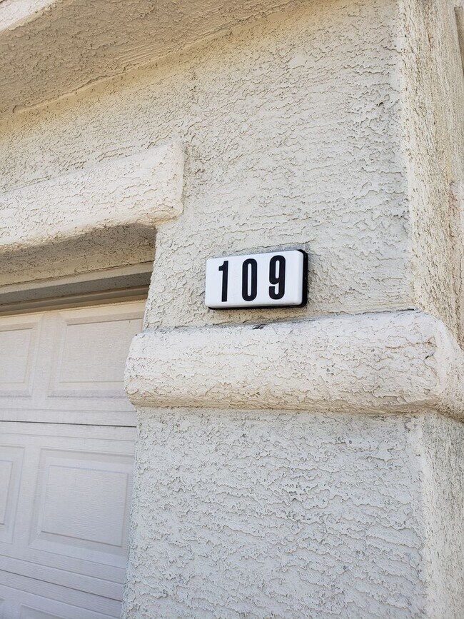 109 Restful Crest Ave in North Las Vegas, NV - Foto de edificio - Building Photo