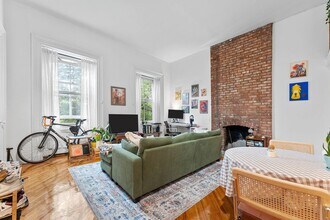 174 Grand St in Jersey City, NJ - Building Photo - Building Photo