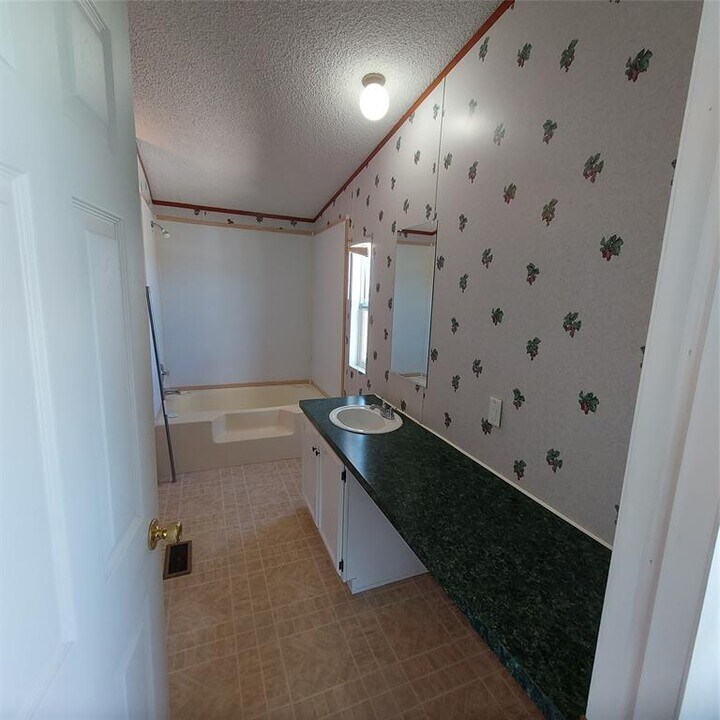 55 Regina Dr in Taylor, TX - Building Photo