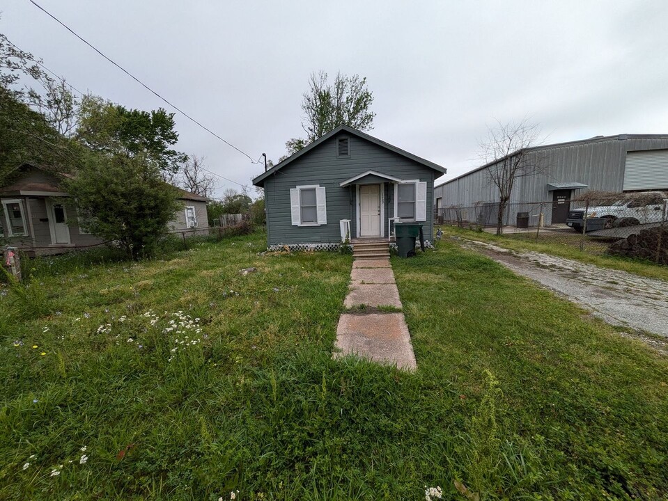 1269 Oregon Ave in Beaumont, TX - Building Photo
