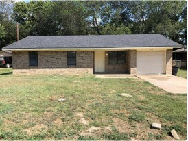 218 Kansas St in Emory, TX - Building Photo