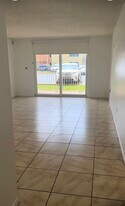 6970 NW 186th St, Unit 110 in Hialeah, FL - Building Photo