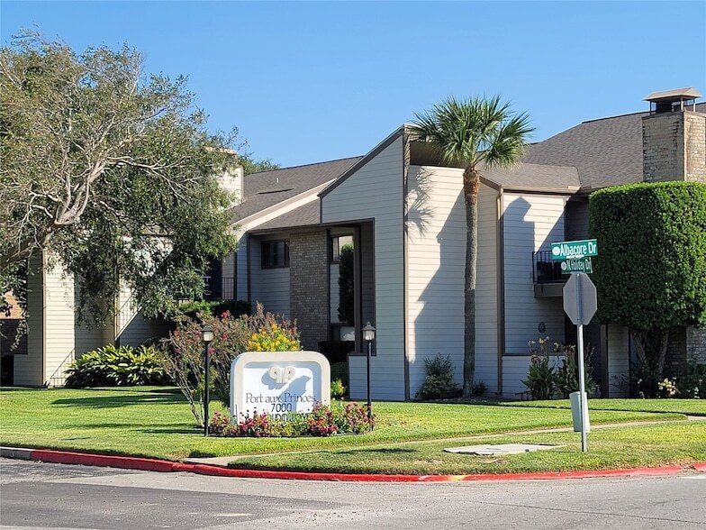 7055 N Holiday Dr in Galveston, TX - Building Photo