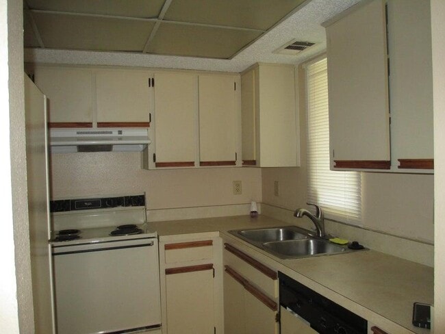 1512 SE Royal Green Cir in Port St. Lucie, FL - Building Photo - Building Photo