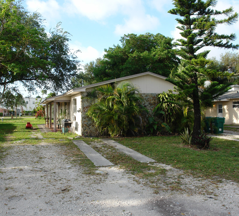 6180 SW 43rd St in Fort Lauderdale, FL - Foto de edificio