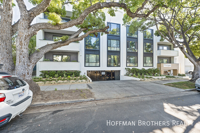 Crystal House Apartments in Santa Monica, CA - Building Photo - Building Photo