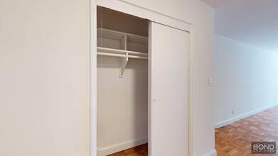 340 E 74th St in New York, NY - Building Photo - Building Photo