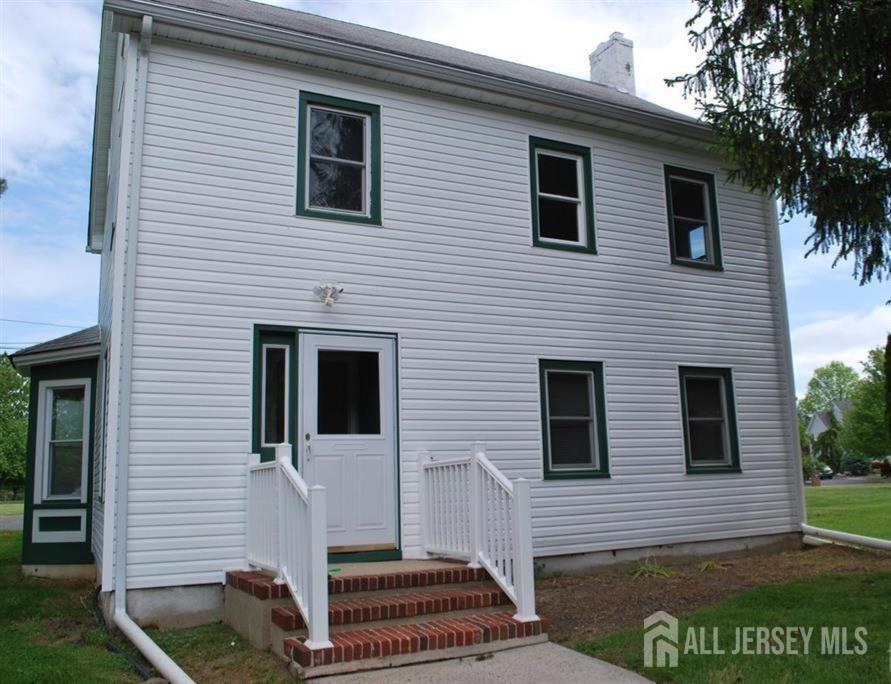 472 Buckelew Ave in Monroe Township, NJ - Building Photo