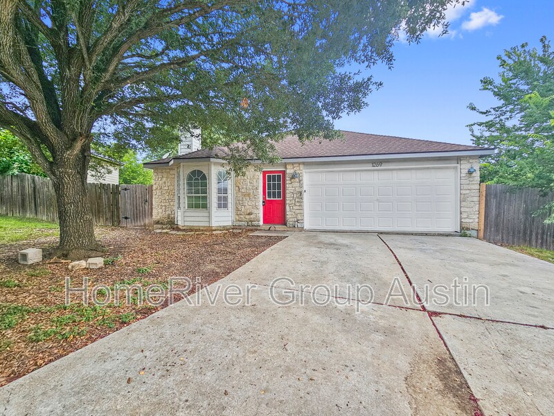 1269 Hilltop Dr in San Marcos, TX - Building Photo