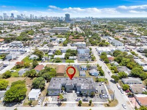 300 NE 1st Ct in Hallandale Beach, FL - Foto de edificio - Building Photo