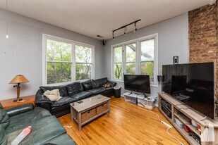 2057 W Roscoe St, Unit 3 in Chicago, IL - Building Photo