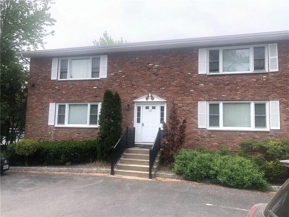27 N Rte 303 in Congers, NY - Building Photo