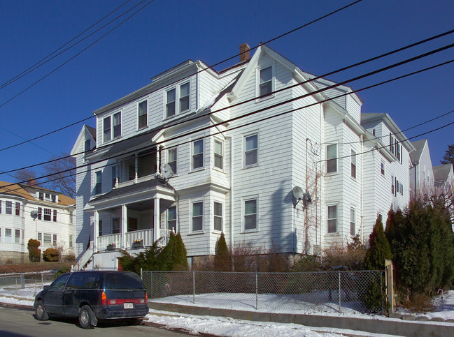 498 Whipple St in Fall River, MA - Foto de edificio - Building Photo