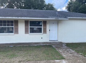 5226 Orange Ave in Seffner, FL - Building Photo