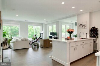 625 Slaters Ln in Alexandria, VA - Building Photo - Building Photo