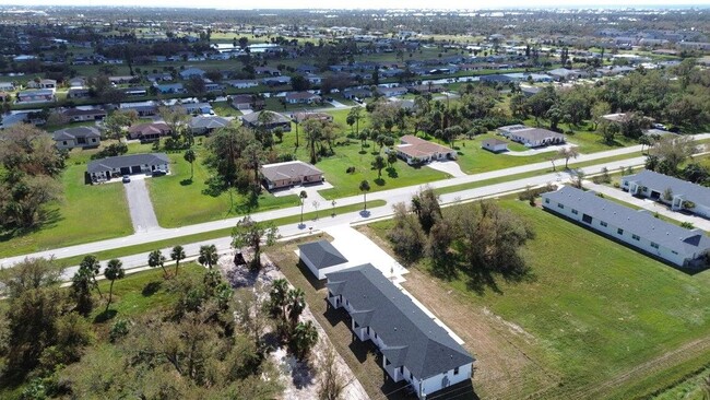 248 Rotonda Blvd W in Rotonda West, FL - Building Photo - Building Photo