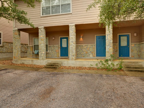 2515 Pace Bend Rd S in Briarcliff, TX - Foto de edificio - Building Photo