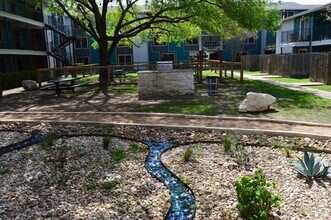 2101 W Anderson Ln., Unit 327 in Austin, TX - Foto de edificio - Building Photo